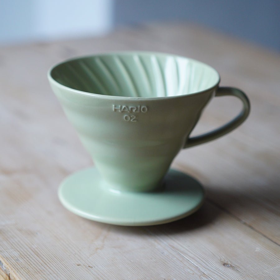 Hario Colour Edition V60-02 Keramik-Dripper (mit 40 Filtern)