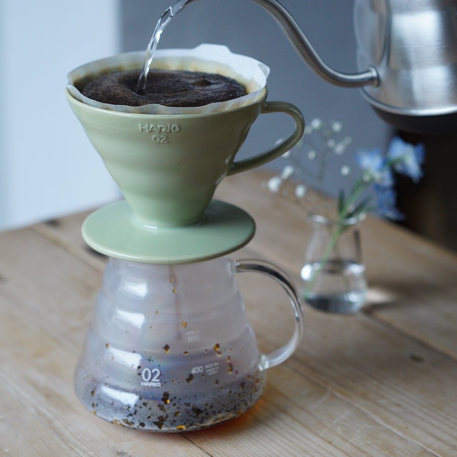 Hario Colour Edition V60-02 Keramik-Dripper (mit 40 Filtern)