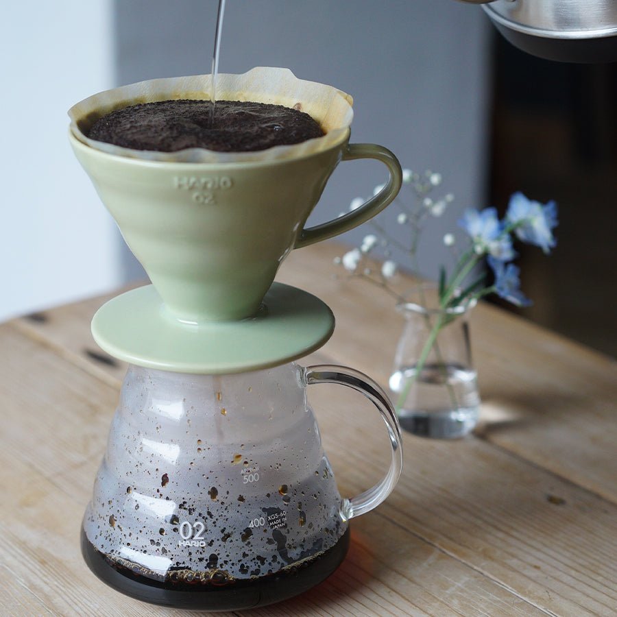 Hario Colour Edition V60-02 Keramik-Dripper (mit 40 Filtern)